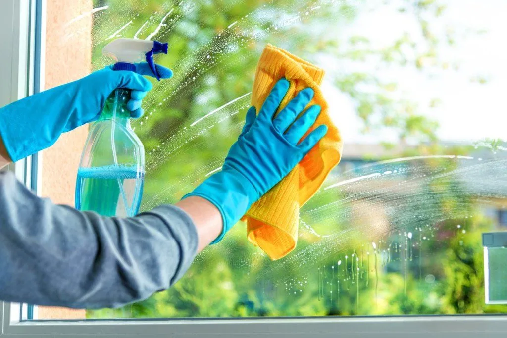 تنظيف الزجاج والواجهات